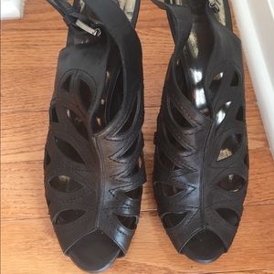 Que Black Sandal Heels size 8